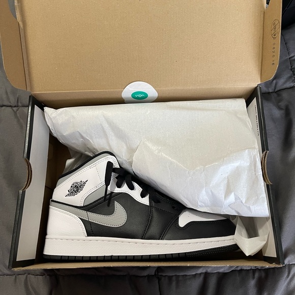 {SOLD}Air Jordan 1 mid - Picture 3 of 3